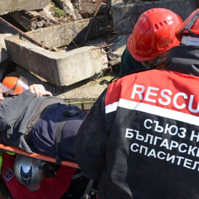 jivej1jivot-spasi-hilqda-ngobg_700x700_crop_478b24840a