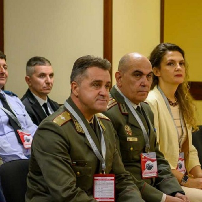 027_700x700_crop_478b24840a