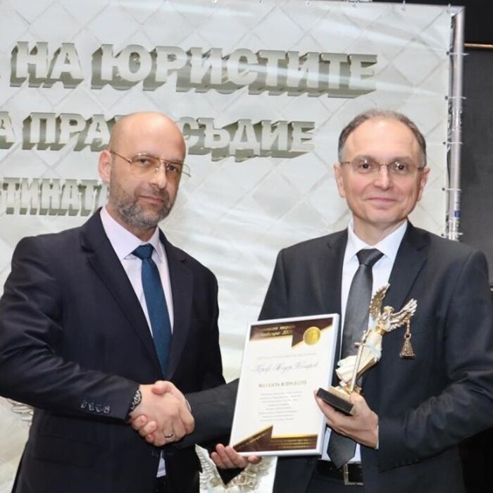 naukata-v-pravoto-new_700x700_crop_478b24840a